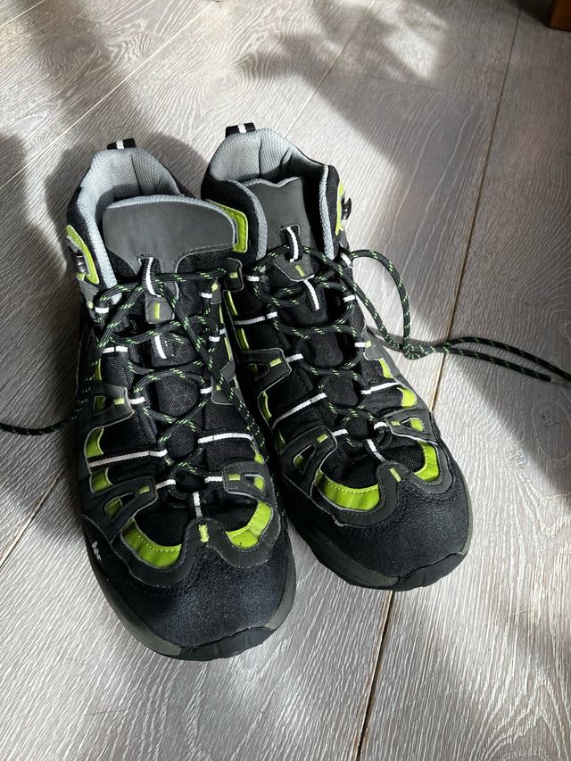 Botas de trekking impermeables negras y verdes