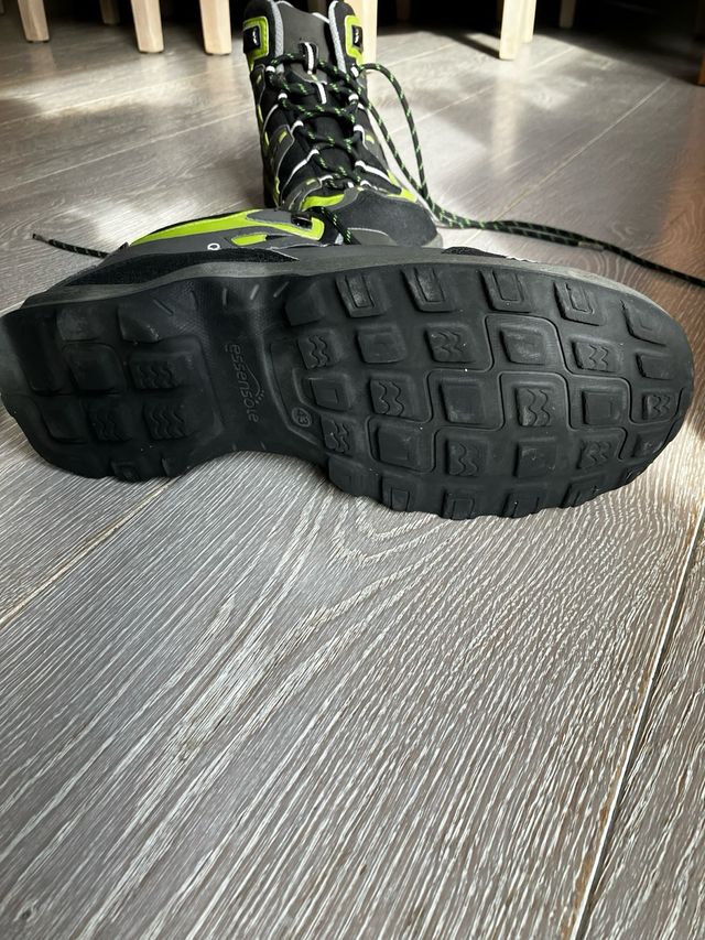 Botas de trekking impermeables negras y verdes