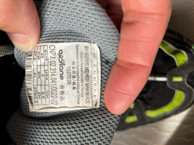 Botas de trekking impermeables negras y verdes