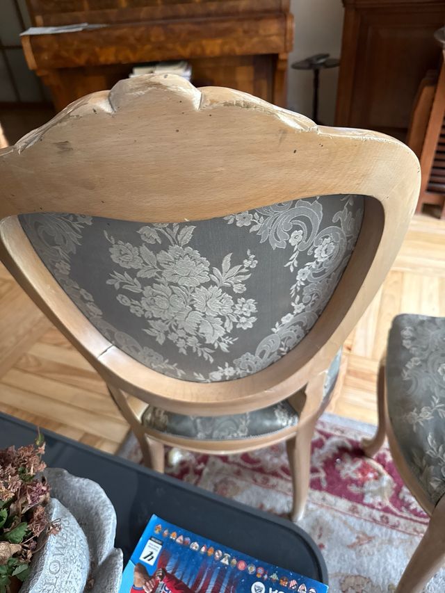 Elegantes sillas madera y raso para restaurar muy