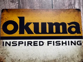 CARTEL PLACA DE PESCA OKUMA