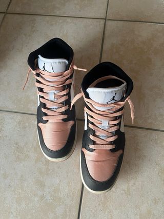 Jordan 1 Mid Rosa e Nere