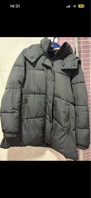 Abrigo impermeable oversize grisáceo