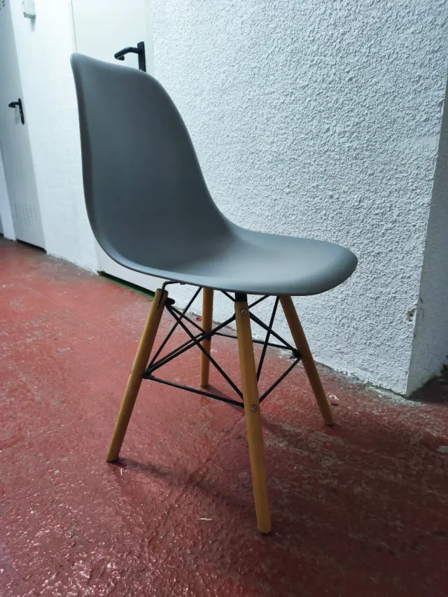 Sillas de comedor grises de plástico y madera