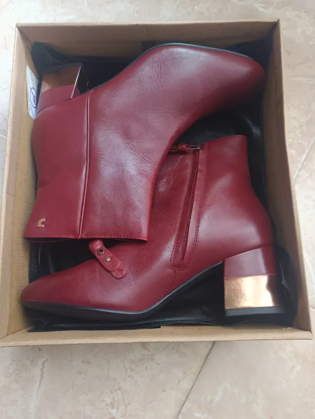 Botines Gioseppo burdeos con tacón dorado.