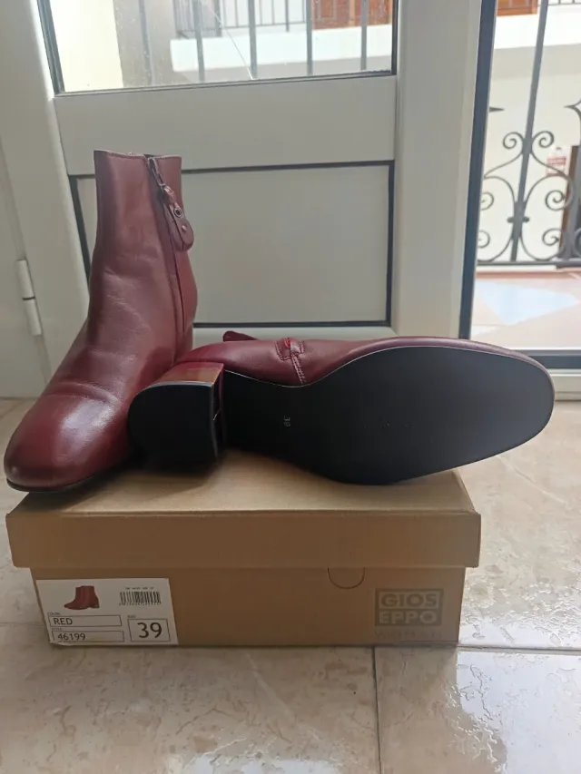 Botines Gioseppo burdeos con tacón dorado.