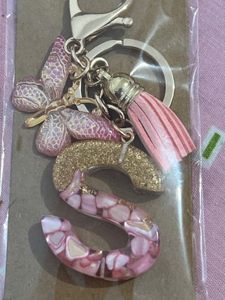 Llavero Letra S Mariposa y Borla Rosa