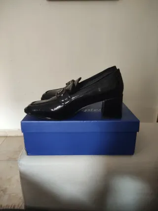 Zapatos Tacón Negros Charol. Calzapies.