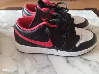 Scarpe Jordan nere, rosse e bianche