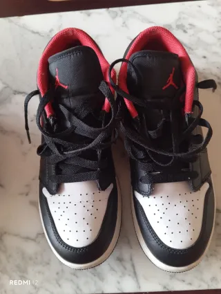 Scarpe Jordan nere, rosse e bianche