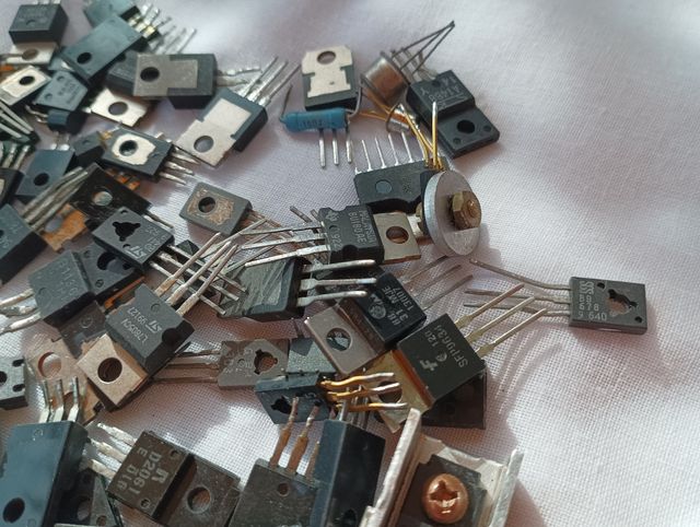 Lote de transistores electrónicos varios