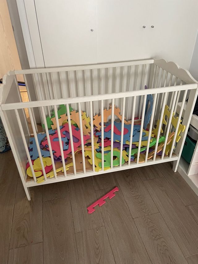 Cuna grande de madera blanca