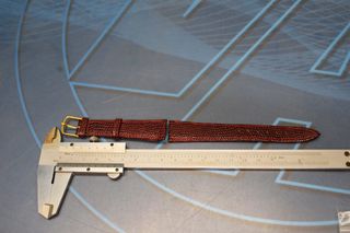 10. Correa de cuero burdeos para reloj. 18 mm. Años 70, stock de relojería.