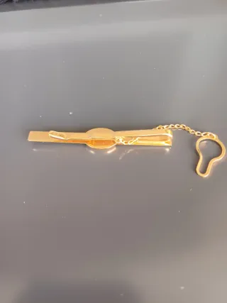 Alfiler de corbata chapado en oro con onix gris