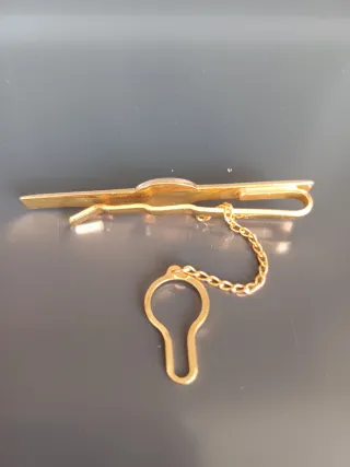 Alfiler de corbata chapado en oro con onix gris