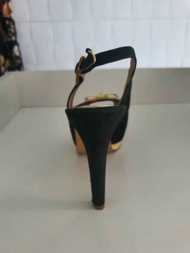 Ezzio Sandalias Peep Toe Tacón Negro Beige. Lujo.