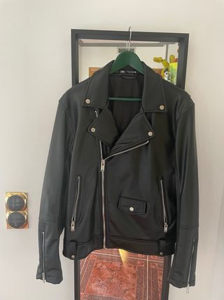 Cazadora Zara efecto piel negra Talla M. 