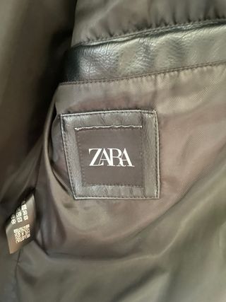 Cazadora Zara efecto piel negra Talla M. 