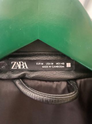 Cazadora Zara efecto piel negra Talla M. 