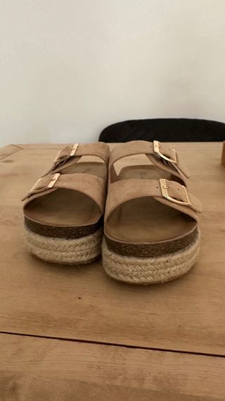 Chanclas ante plataforma beige y doradas