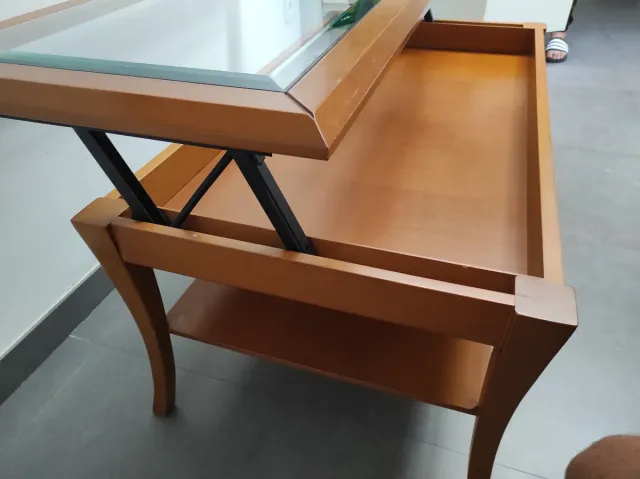 Mesa centro de madera,  cristal biselado.