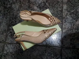 Zapatos de vestir dorados con pedrería