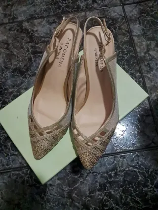 Zapatos de vestir dorados con pedrería