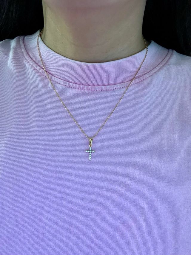 Collar con colgante de cruz y circonitas