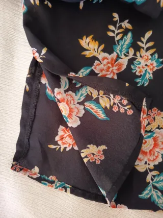 Blusa de flores negra