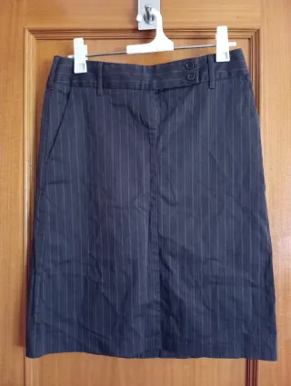 Falda Benetton marrón con rayas .