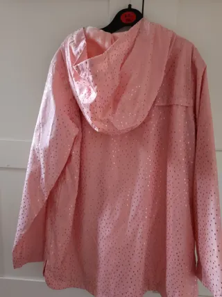 Chaqueta niña entretiemp rosa con topos doraditos.