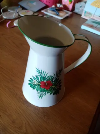 Jarra metálica decorada con flores