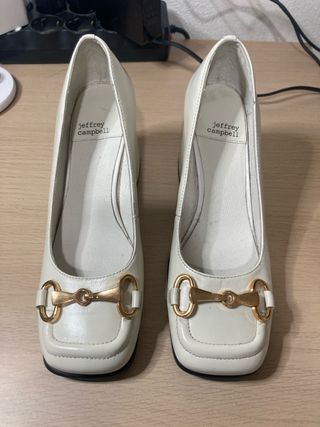 Zapatos Jeffrey Campbell blanco con detalle dorado