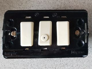 Placche elettriche in metallo (2 euro all'una)