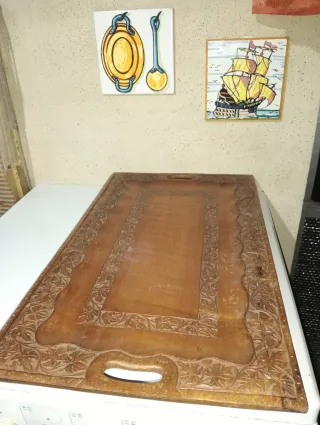 Bandeja de madera tallada con asas.....