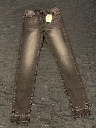 Pantalones vaqueros negros rectos con etiqueta