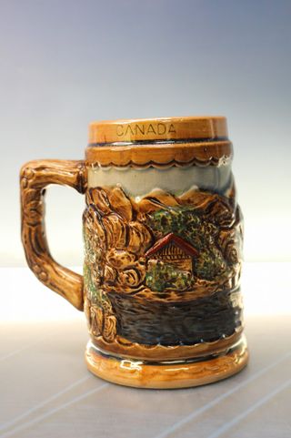 3 boccali da birra in porcellana provenienti da Germania e Giappone.