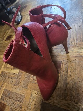 Botines de tacón rojos