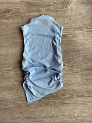 Dos tops de distintos azulesin mangas con fruncido