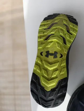 Zapatillas Under Armour de trail running gris oscu