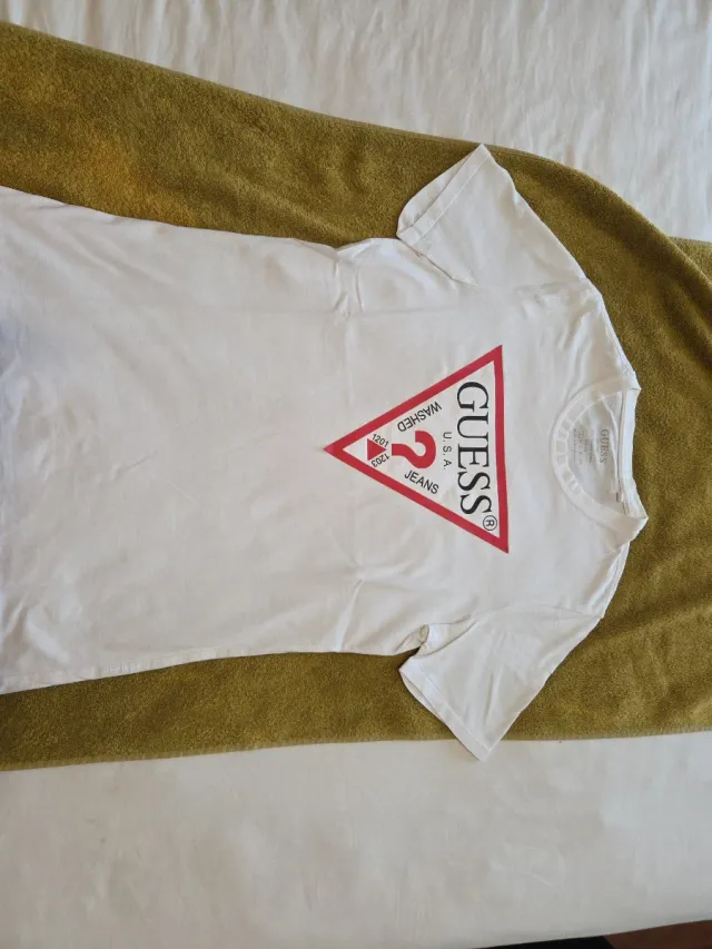 Camiseta Guess Blanca Logo Triángulo