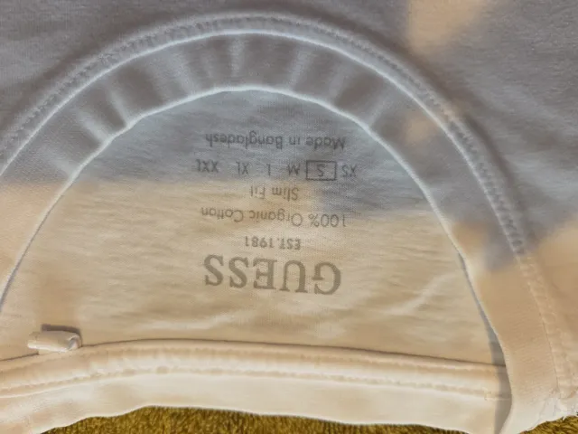 Camiseta Guess Blanca Logo Triángulo