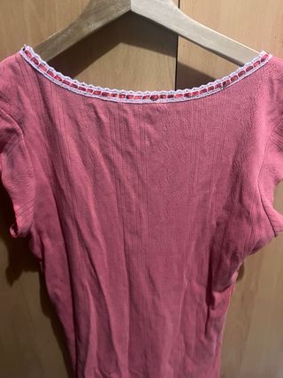 Camiseta Bershka rosa con lazo