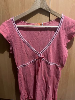 Camiseta Bershka rosa con lazo