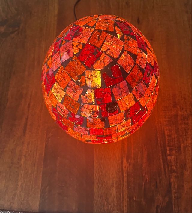 Lampada a mosaico in vetro e plastica