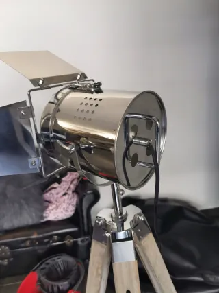 Lámpara de pie trípode plateada y madera