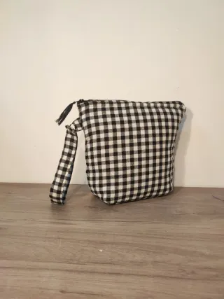 Estuche maquillaje cuadros blanco y negro