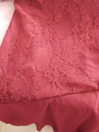 Vestido de fiesta burdeos con encaje