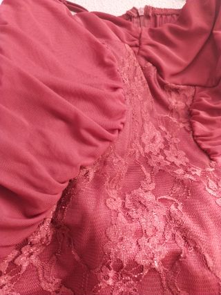 Vestido de fiesta burdeos con encaje
