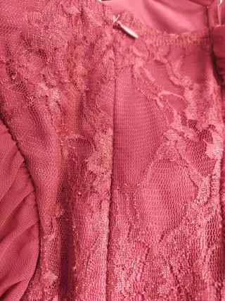 Vestido de fiesta burdeos con encaje